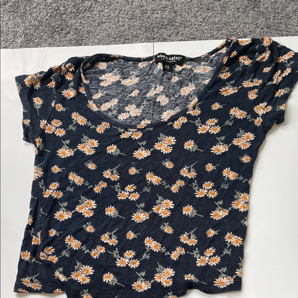 3/$30 Urban Outfitters Navy Daisy Print Women's Tee